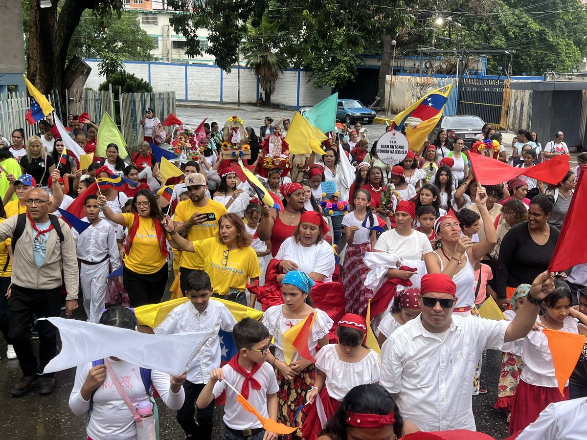 Entre lluvia, repique de tambores, banderas y alegría, le adornamos el camino a San Juan.
<a href="/_LaAvanzadora/">Yelitze Santaella</a> 
@CDCECaracas 
<a href="/NicolasMaduro/">Nicolás Maduro</a>