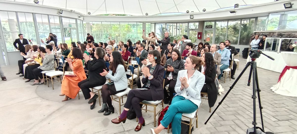 #DialogandoEntrePanas ⭕
El evento se realizó en la ciudad de Quito en el Jardín Botánico Quito donde Phillipeseries Series , Director Regional Andes de la Agencia Francesa de Desarrollo, destacó que se invertirán USD 7 millones en el proyecto "Mujeres echando raíces".