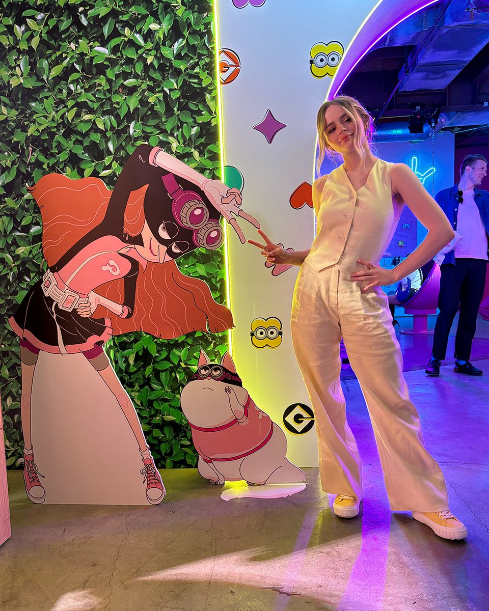 Minions's tweet photo. 💜 bts at the BTS pop up in LA 💜 @bts_bighit https://t.co/NOa0shB09X