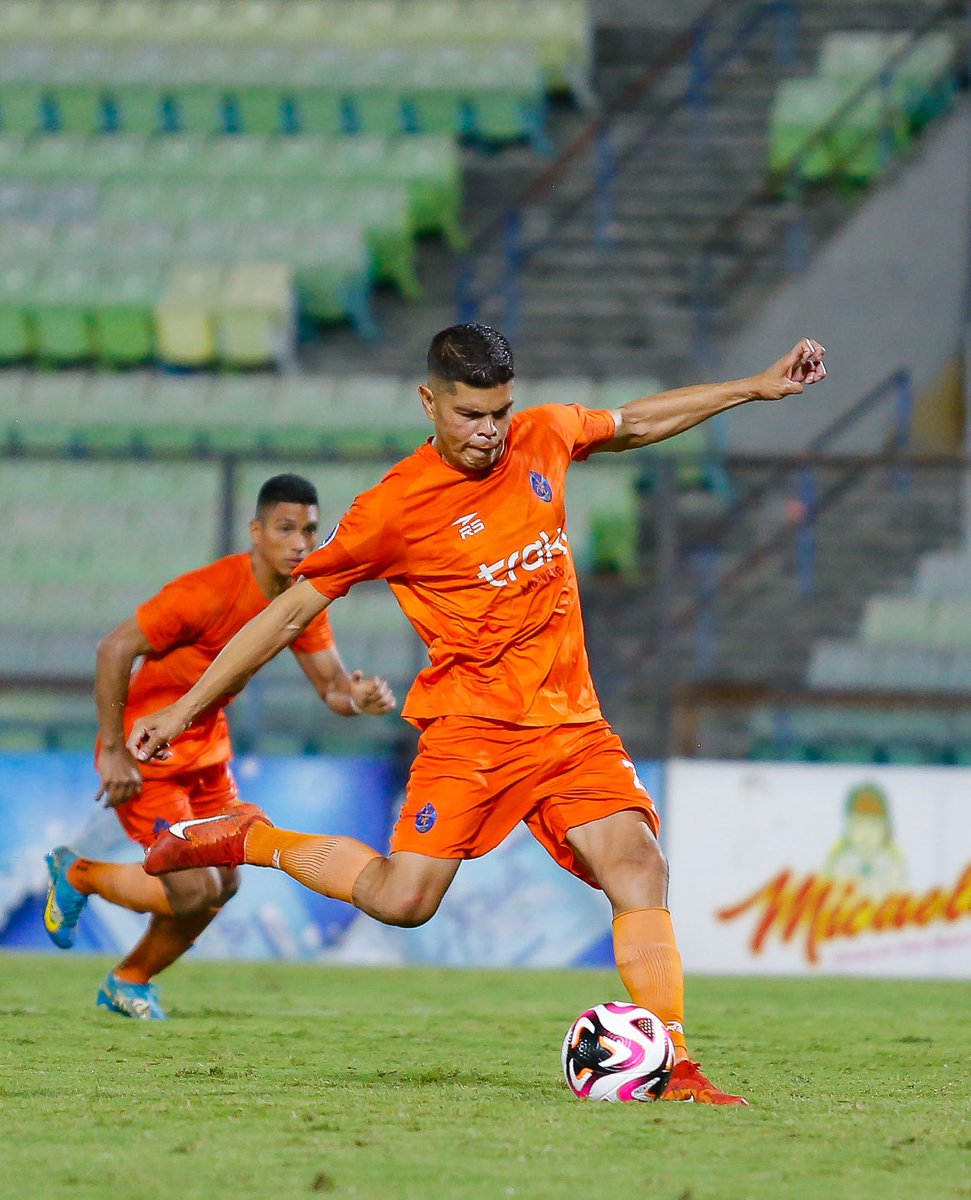 DvoLaGuaira's tweet photo. Diez, se lee diez. 🔟 🎯

Nuestro máximo goleador, Edder Farías, llegó a diez goles en la #temporada2024. 😮‍💨

🔝 IMPARABLE.

#SiempreNaranja #CopaVenezuela https://t.co/p1qRZjnnkU