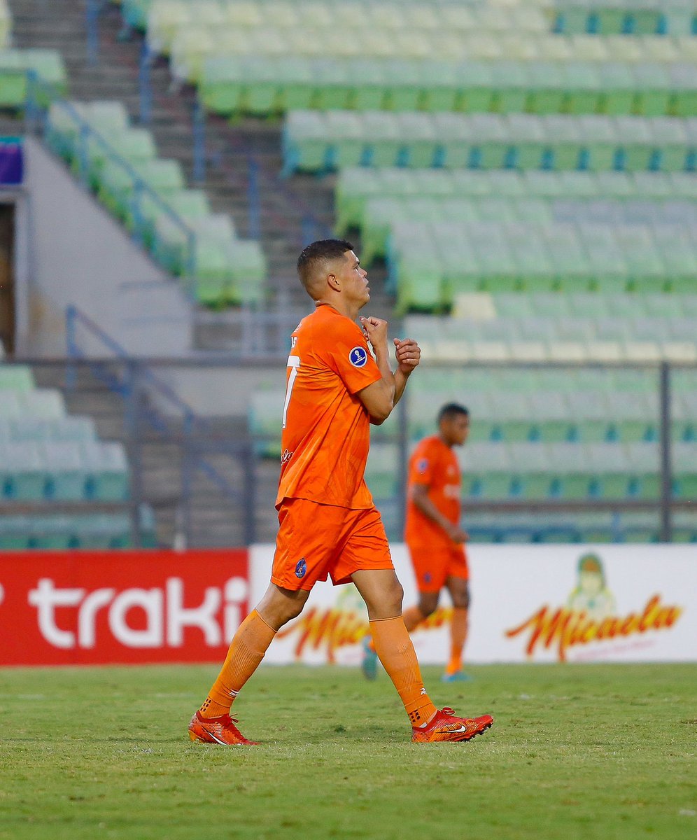 DvoLaGuaira's tweet photo. Diez, se lee diez. 🔟 🎯

Nuestro máximo goleador, Edder Farías, llegó a diez goles en la #temporada2024. 😮‍💨

🔝 IMPARABLE.

#SiempreNaranja #CopaVenezuela https://t.co/p1qRZjnnkU