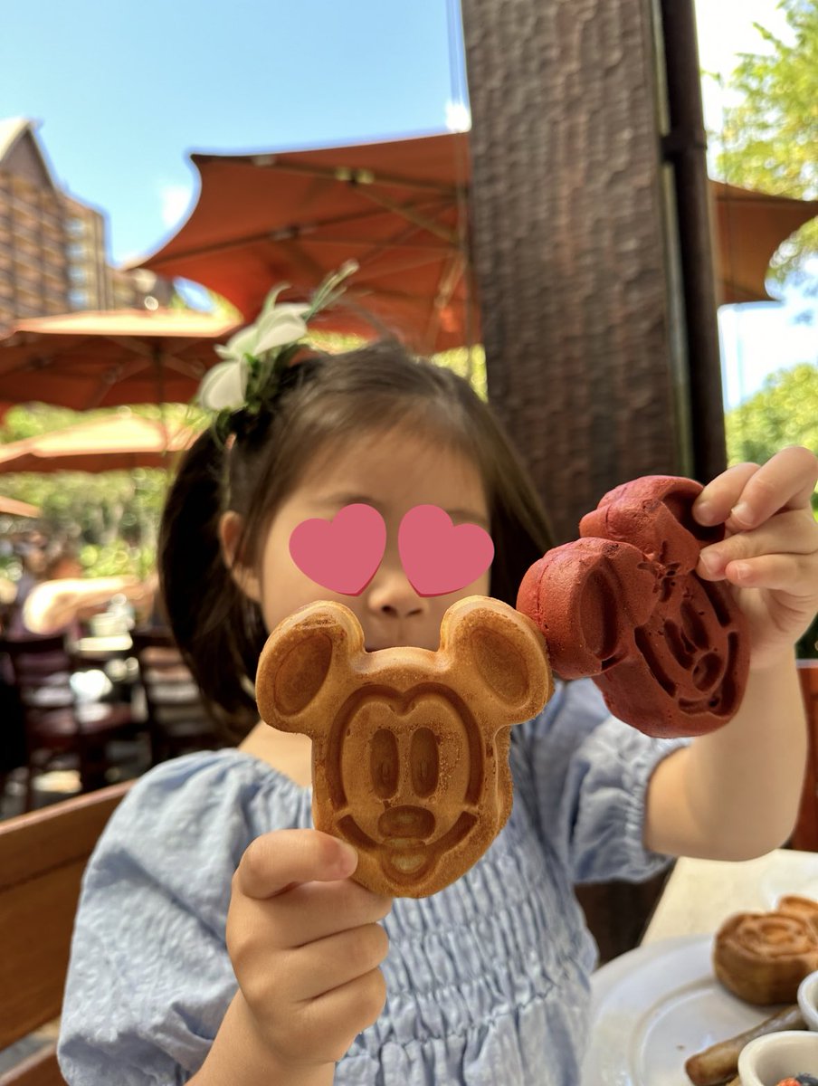 Chii_ayaa's tweet photo. ✈️娘ちゃん初海外④
1番の目的はアウラニディズニー！！朝ごはんを食べている間にキャラクター達がテーブルに遊びに来てくれるのでごはんどころではない🤣
ホテルのショップでアウラニ限定グッズもたくさん買いました✌️今回はご飯だけおじゃましたけれど、今度はホテルにも泊まってみたいな☺️ https://t.co/6h8XMByCZu
