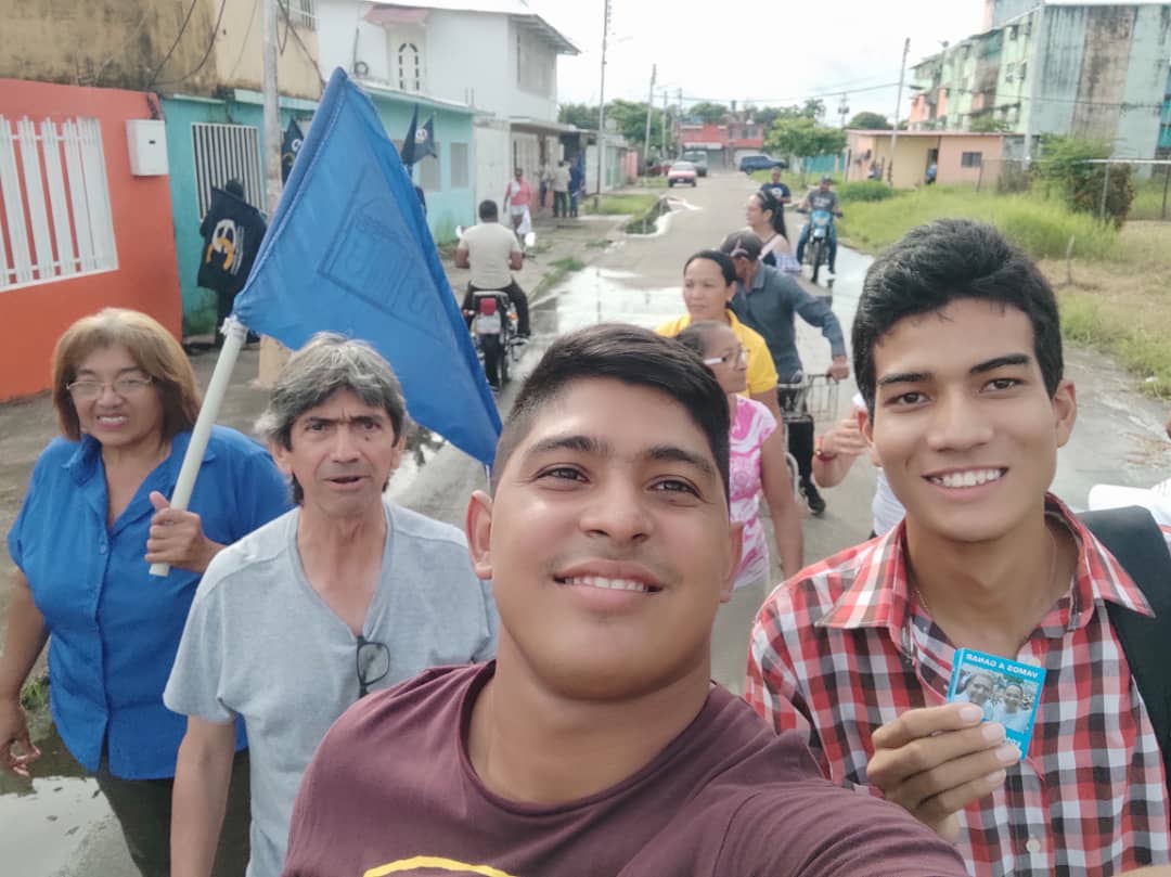 QUEREMOS UN PAÍS DE OPORTUNIDADES 

Este 28 de julio Edmundo para todo el mundo en la tarjeta de la manito 

casaXcasa urb José A Paez y los bloques enseñando a votar y motivando
