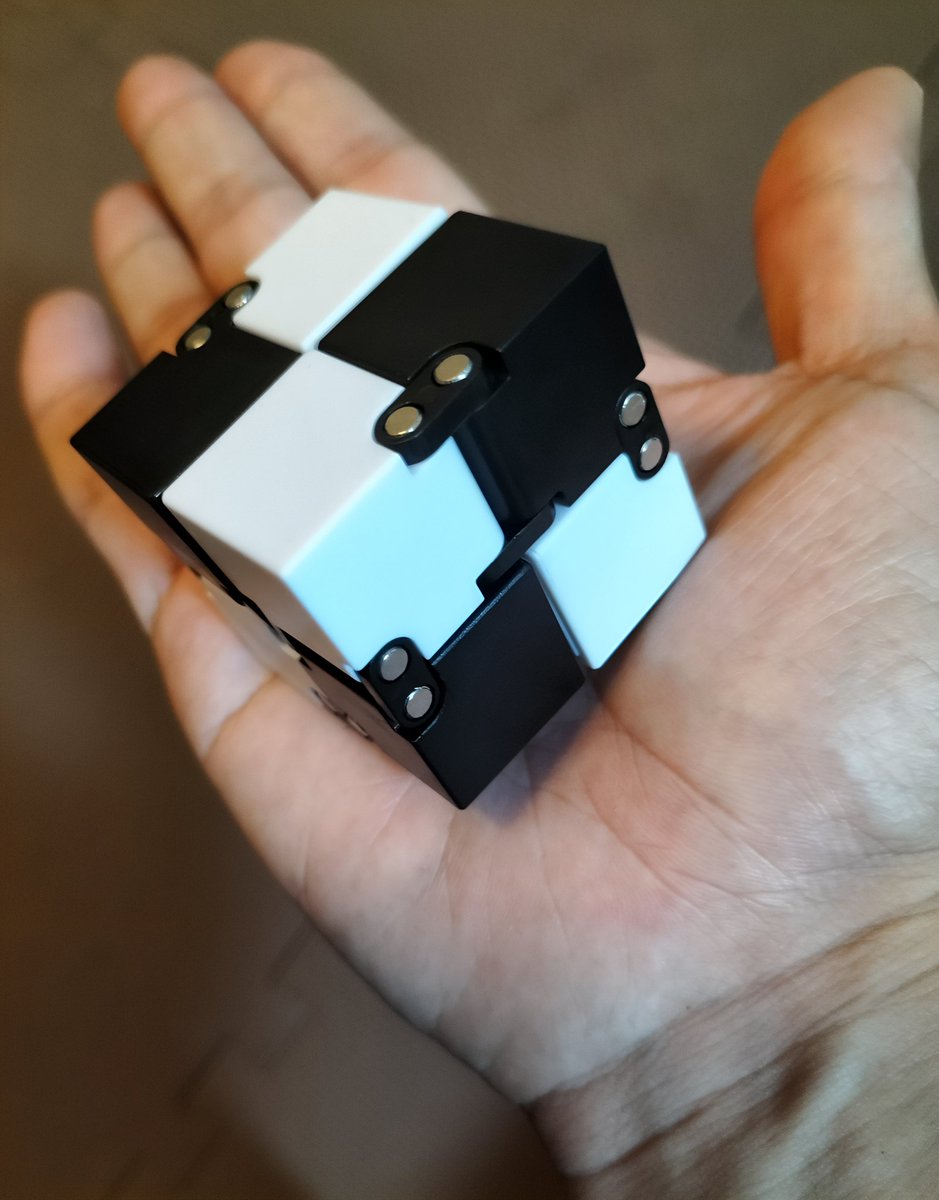 mannai67335335's tweet image. ついに買っちゃいました！無限キューブ🎲

片手でカシャカシャとキューブを崩しては組み立て、組み立てたら再び崩して、又組み立てる・・・ひたすらそれを繰り返す、というね👀

ヤバい！めっちゃ愉しい🥴

まさに【無限】に遊べちゃう逸品✨✨✨

#無限キューブ
#Infinitycube