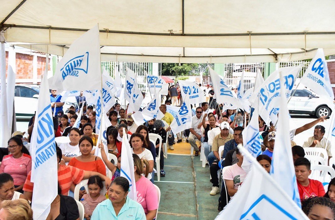juanflores18's tweet photo. ¡🇪🇨 TENEMOS MÁS FUTURO QUE PASADO 🇪🇨!

Les presento a un gran equipo: Kiura Santamaría, Juan Lorences, Denise Hoyos, Cesar Sahona y Adriana Saltos 🙌 quienes asumieron como directiva provincial de #LosRíos 🇳🇬 acompañados por miembros de nuestra directiva nacional 🤝

Ellos son 5 jóvenes que decidieron asumir el reto de llevar las riendas de una provincia y dejar de lado cualquier posición de silencio o inacción para pasar a ser agentes de cambio 💪

¡Hemos iniciado una nueva etapa y con ello, sembrar un mejor futuro para el #Ecuador!

#CreandoOportunidades #CREO21
#JuntosPodemosLograrlo