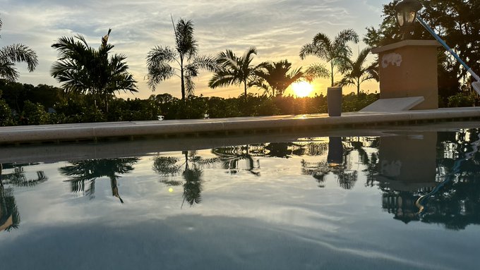 Going down with Don Roberto &amp; Pink Floyd. #Sunsets over #Sarasota https://t.co/TRC15nv7s2<a href="/tag/sunsets"class="tags">#Sunsets</a><a href="/tag/sarasota"class="tags"><span>#sarasota</span></a>