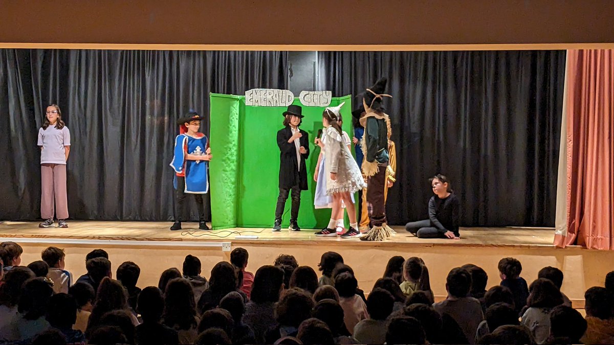 cpbaudilio's tweet photo. Este año, para celebrar el día del libro, el alumnado de 5° ha preparado en inglés la obra 'The Wizard of Oz'. Después de mucho trabajo y ensayos, la obra ha sido representada esta semana a todo el alumnado del cole, con gran éxito. Enhorabuena a tod@s! Great job! 👏👏 https://t.co/n6DBGzhQZr