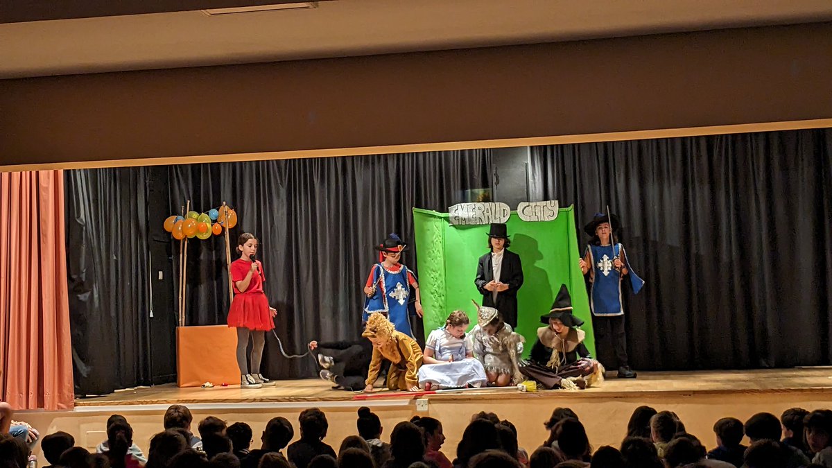 Este año, para celebrar el día del libro, el alumnado de 5° ha preparado en inglés la obra 'The Wizard of Oz'. Después de mucho trabajo y ensayos, la obra ha sido representada esta semana a todo el alumnado del cole, con gran éxito. Enhorabuena a tod@s! Great job! 👏👏
