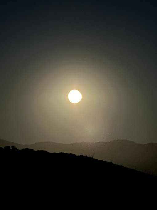 Tonight&rsquo;s beautiful Strawberry full moon 🌕 https://t.co/PQLCtxq1wr<a href="/tag/supermoon"class="tags"><span>#supermoon</span></a>