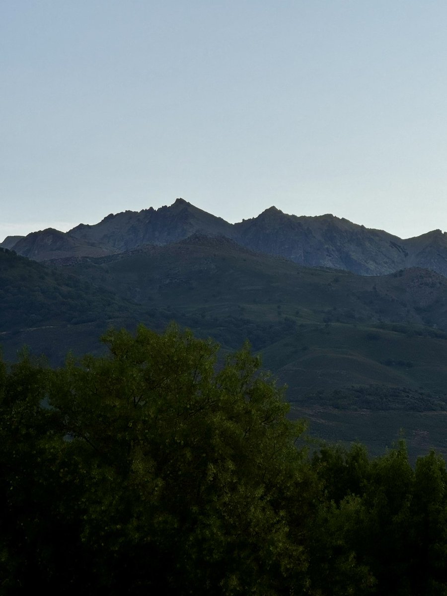 antocapitan's tweet photo. Amanece en Gredos #AlaVida https://t.co/hnviDgtDVx