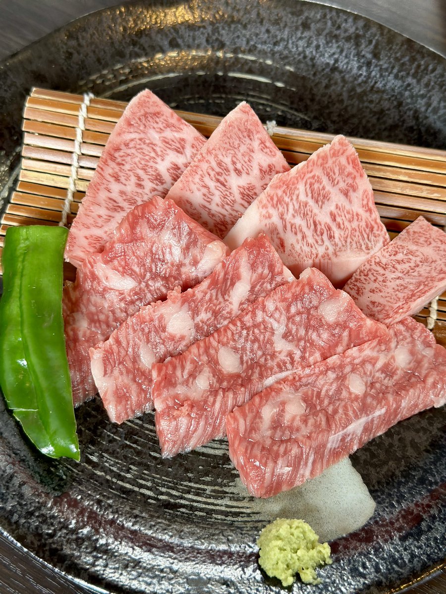 _mihoshi_344_'s tweet photo. 毎回思うけど、サラダ、白米、わかめスープ、ドリンク＋この肉を、ランチ1,500円(税込)で食べられる鹿児島バグってる、、、
#鹿児島はいいぞ https://t.co/IyUgXVGBWF