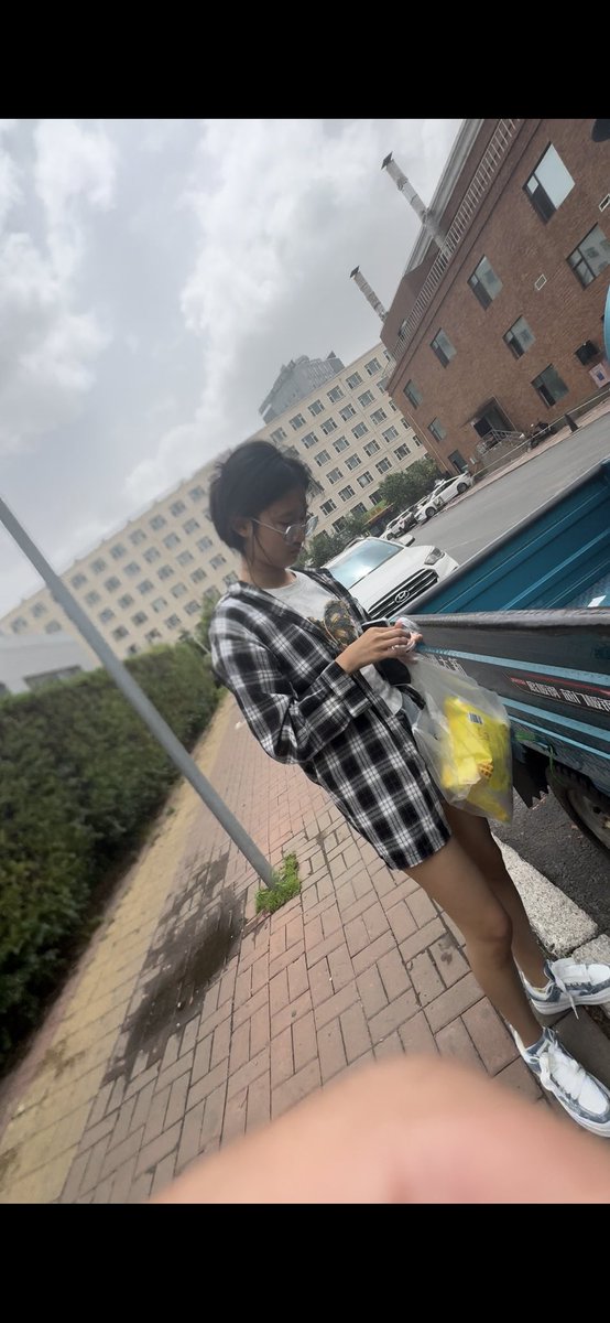 【街头要袜】开车巡逻，路过经过一个带着薯片的黑皮白袜女孩，每一步走路时那个白色的袜边若隐若现。无法自拔，下车，话术攻击，结果一问还在上初中。😍😍中奖，根本没费什么力。直接搞定。女孩超级可爱，花边小白袜。拿到手里还是潮湿的，第一时间密封。话术使用越多成功率越高。💦💦 https://t.co/wNOd3AR46f