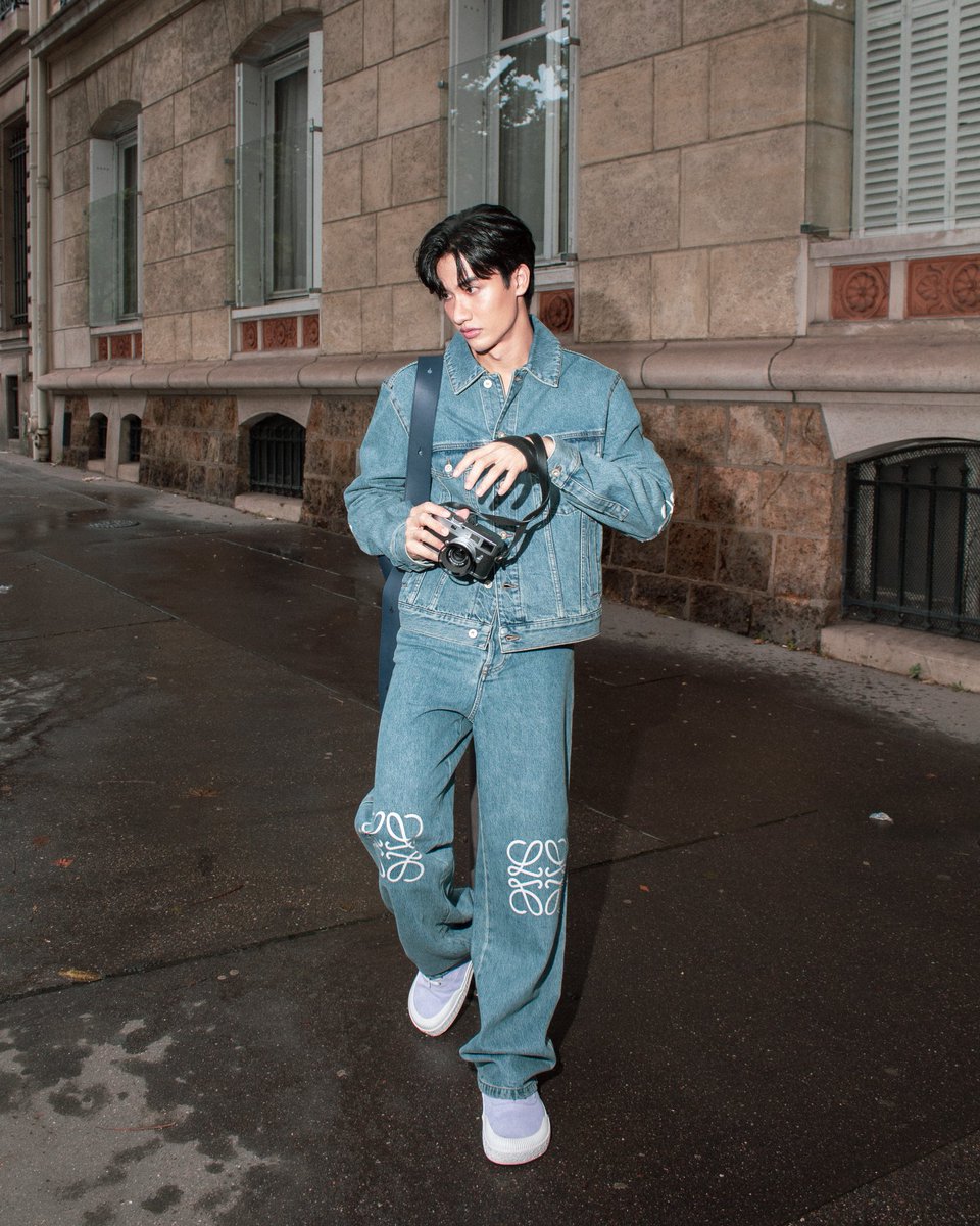 ElleMenThailand's tweet photo. สมตำแหน่ง! @Tawan_V Friend of House ของ @LoeweOfficial ในลุคเดนิมสุดเท่ ... ร่วมติดตามโชว์ Loewe Men's SS25 วันนี้ 17:00น. ตามเวลาประเทศไทย

#ELLEMENNews
#ELLEMENThailand
#LOEWE
#LOEWESS25
#LOEWExTayTawan https://t.co/VFzX3A2Qk7