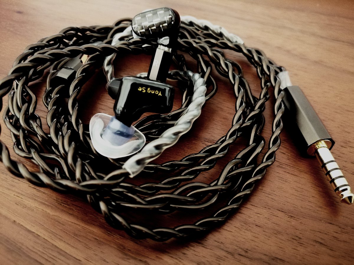 少し付属ケーブルで聴いた後 Warriorに付け替えてみました 腰高で低域