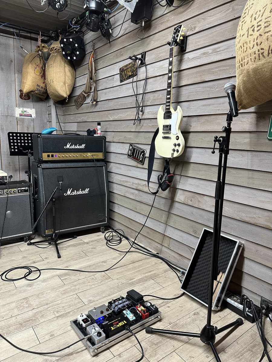 2cg0oode's tweet photo. 本日、出演者急遽変更のお知らせです。

リハーサル前
@shuheiofficial_ 
サポートギターで出ます https://t.co/TOyNANAIdT