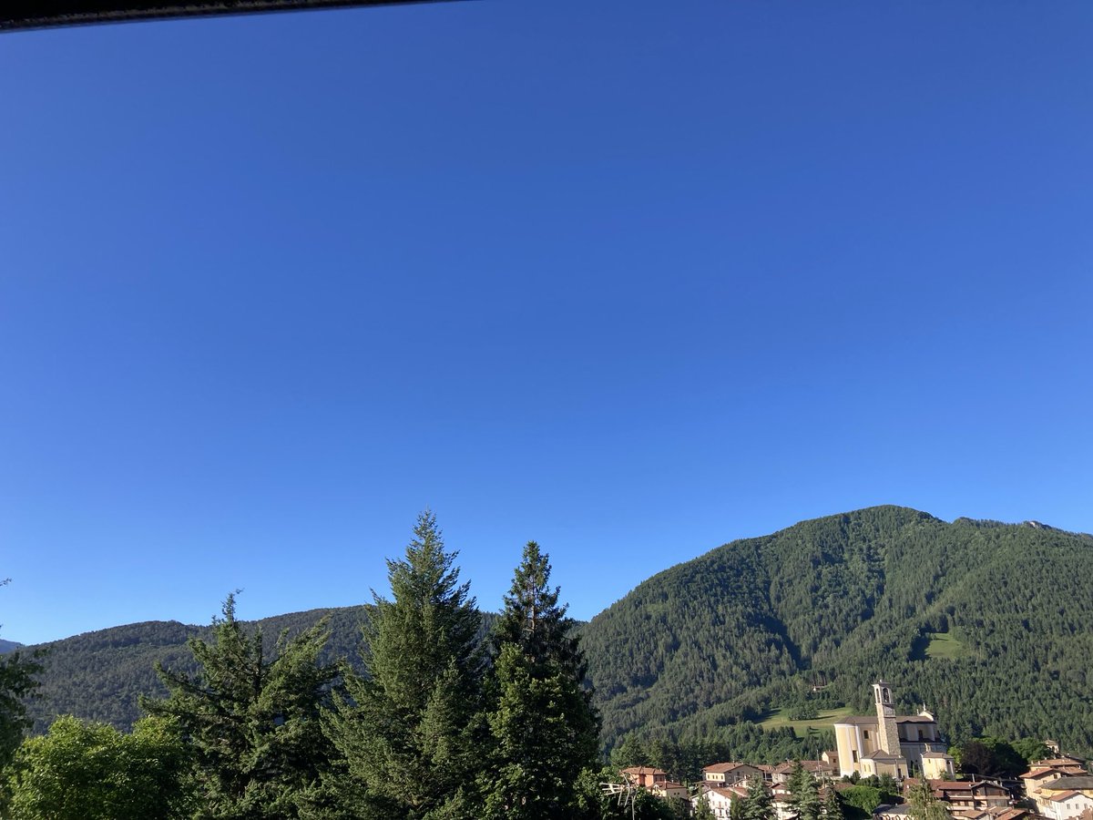 Guardate che scie🤣                               Ieri sera temporalone, stamattina estasi!
Buongiorno.