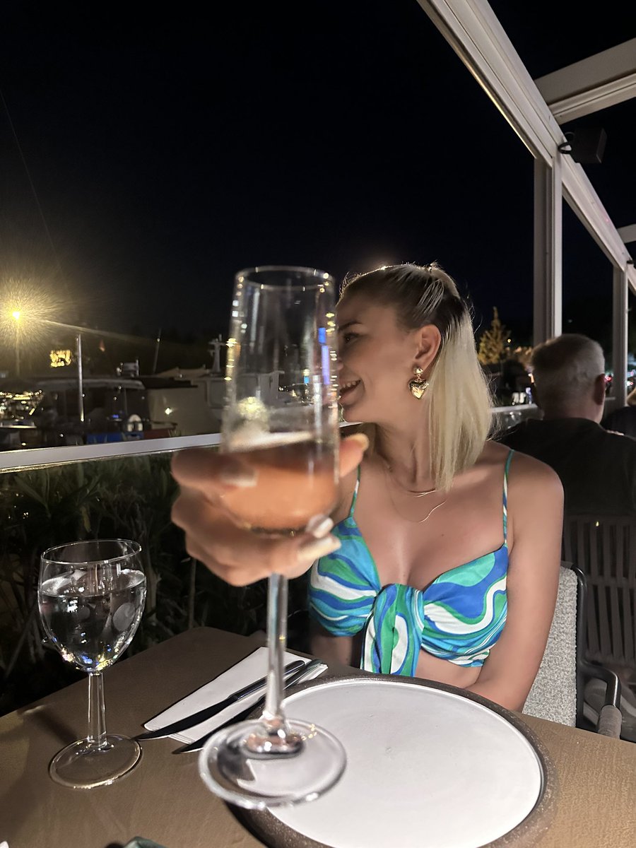 HHHHandEEEE's tweet photo. 🥂 https://t.co/Tj4kFoPLUk