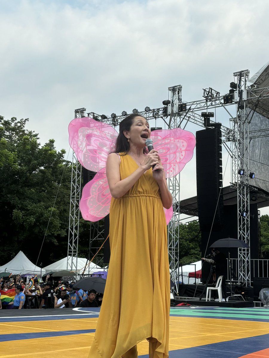 tfpridePH's tweet image. #EqualityChampion Sen. Risa Hontiveros walks the LoveLaban stage with her fairy wings as she greets everyone a Happy Pride and Happy Equality 🧚🏼‍♀️🌈

#LoveLaban2Everyone
#PridePH
#HappyEquality 
#QC85th