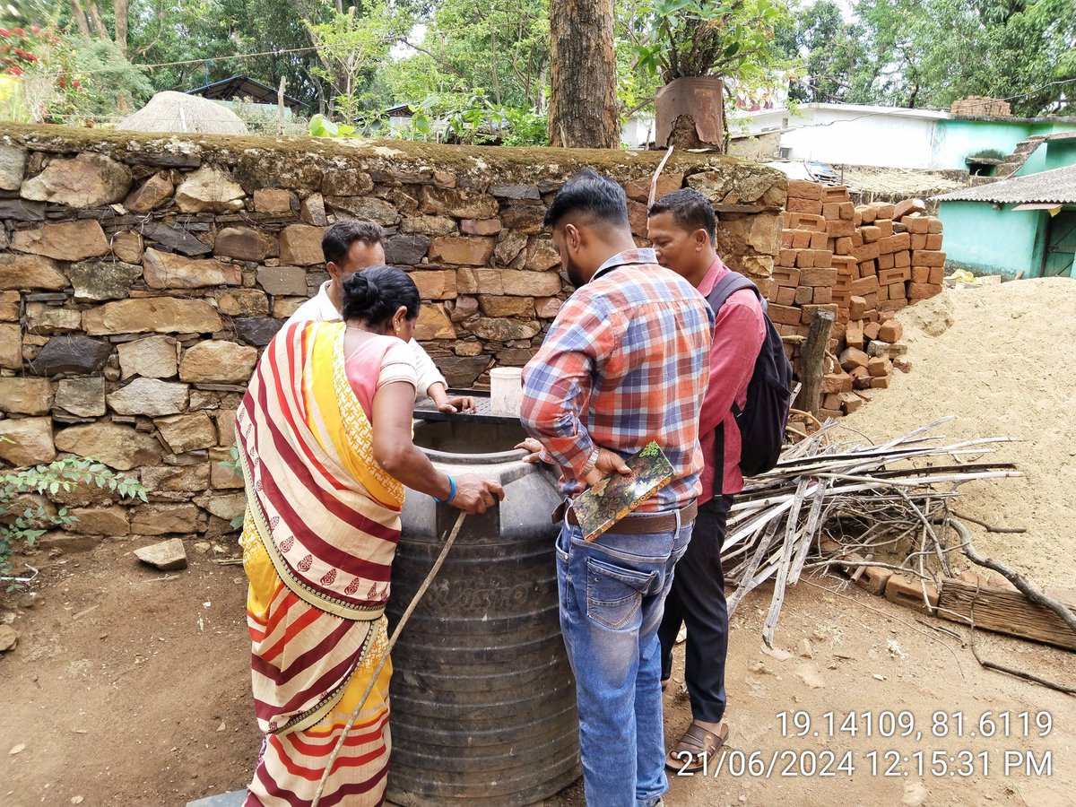 BanshilalK52530's tweet photo. गांव मारडूम ब्लाक लौहडीगुडा जिला बस्तर छत्तीसगढ़ में फिल्ड विजिट के दौरान डेंगू व मलेरिया का सर्वे घर घर जाकर किया गया  मछरदानी की उपयोगिता हंडी मटकी टायर को घर से दूर रखने की जानकारी दी गई जिसमें mts sir, Rho m,asha, Mt, BC,  मौजूद रहे।।। https://t.co/mYOVIlfCIi