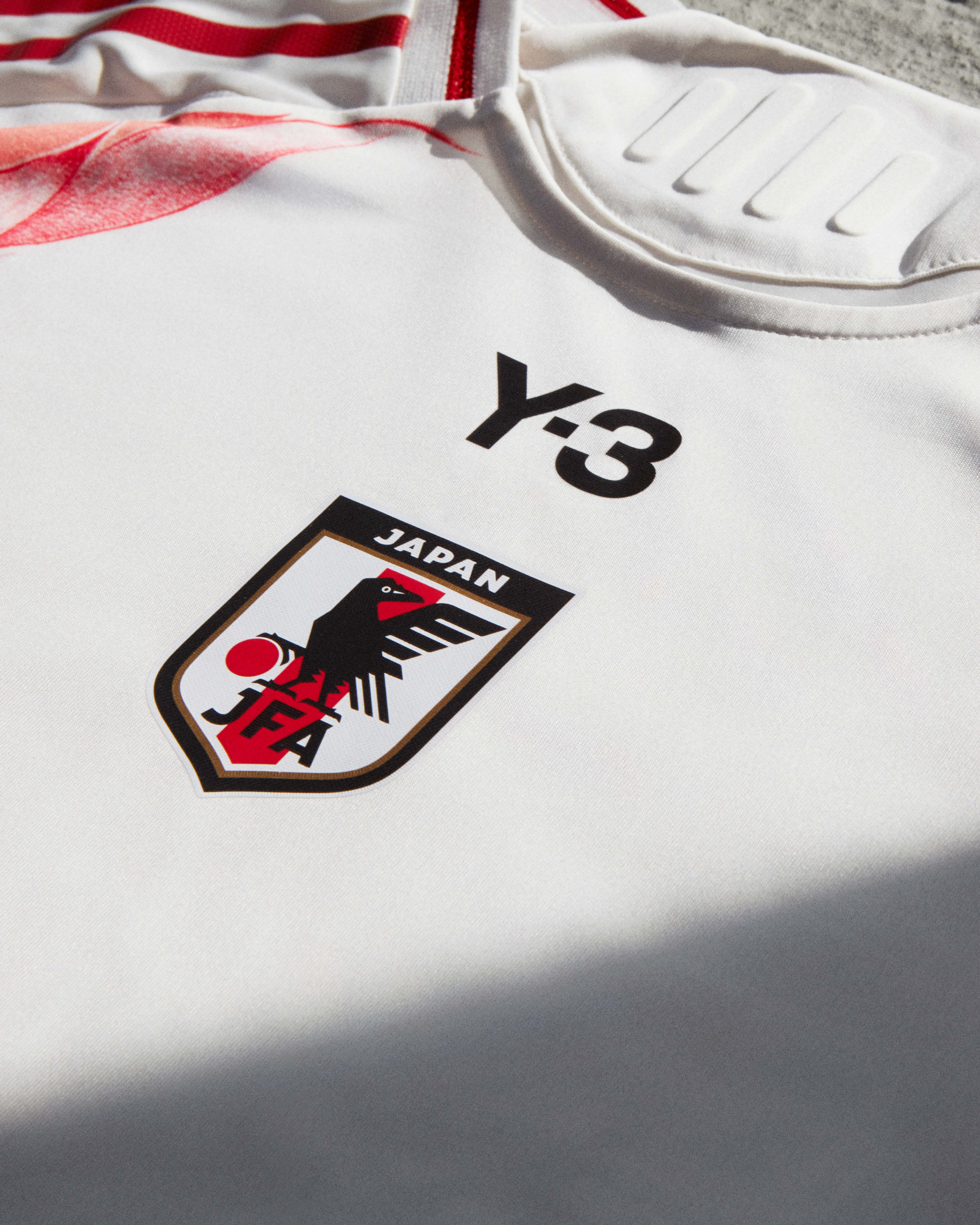 Y-3×サッカー日本代表“炎”テーマのユニフォーム、ホームはダーク