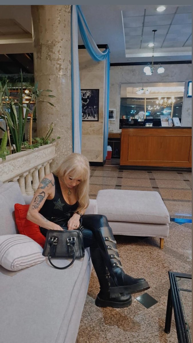 frstwgirl's tweet photo. Nuestra @Cueroviejogh esperando para poder ver a Furia, ojalá ambas nos regalen una foto o algún video juntas 🩷 https://t.co/PyZBRKovSz