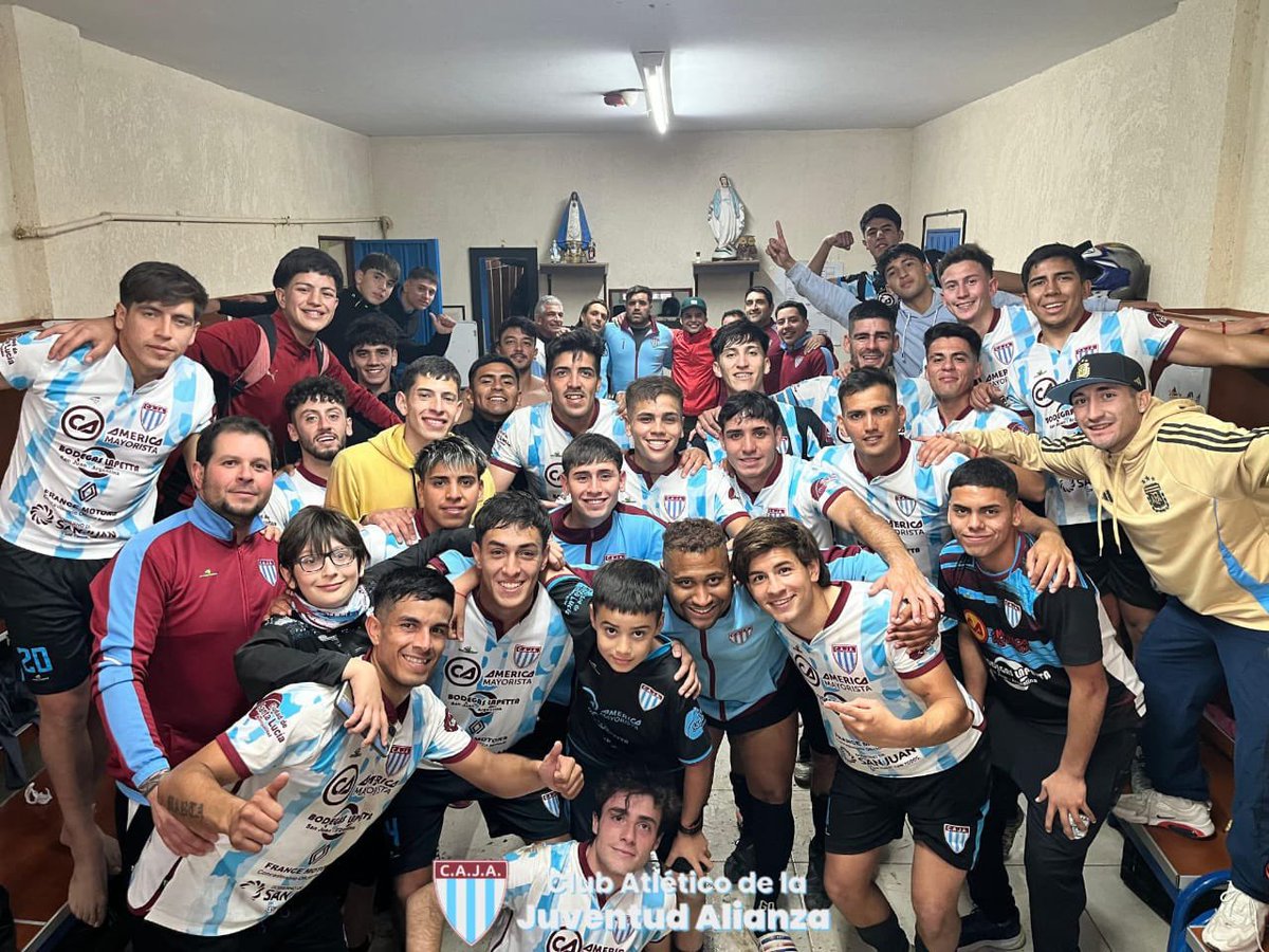 atleticoalianza's tweet photo. ALIANZA LE GANÓ A DESAMPARADOS Y SE CLASIFICÓ A LA SIGUIENTE FASE

🔝 #TorneoLocalLSF | Final del partido en Santa Lucía, el Lechuzo le ganó 1 a 0 a Desamparados con gol de Nicolás Manrique, sobre el final.

📸 @TarlyMQ 
🇱🇺 #VamosLechuzos https://t.co/BOcFiLAOBd