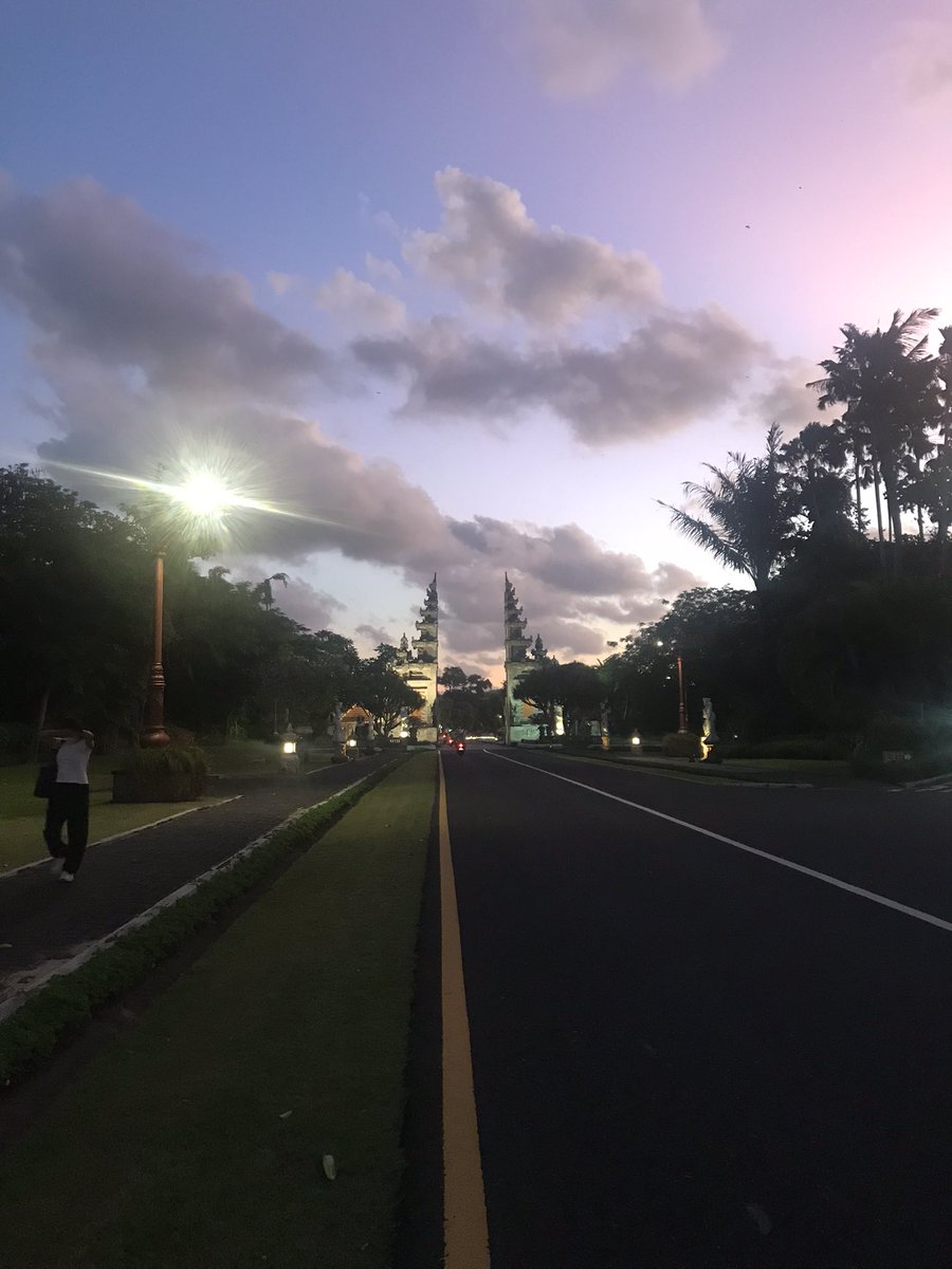 gdpuja's tweet photo. Sunset again…on the similar spots
#sunset #matahari #mentari #terbenam #indonesia #bali #badung #kutaselatan https://t.co/FqpuhfIjUl