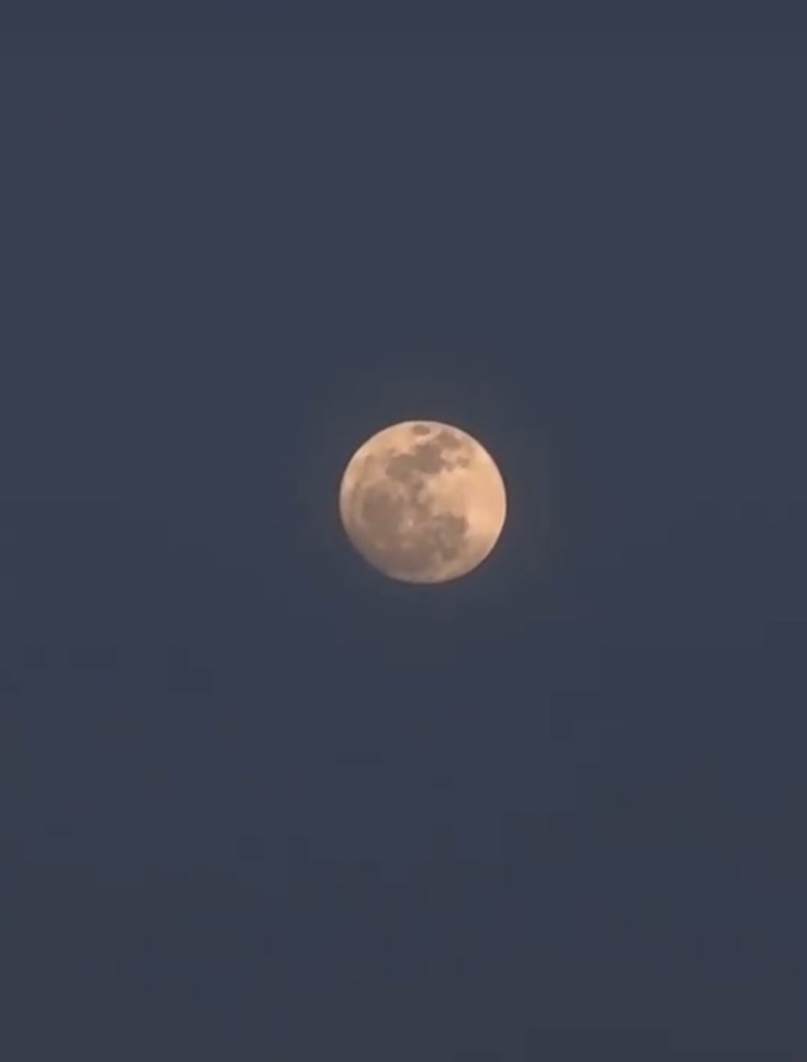 HenyiriM's tweet photo. - Dice la #luna llena que está bien extrañar.te https://t.co/vZ5757DbIX