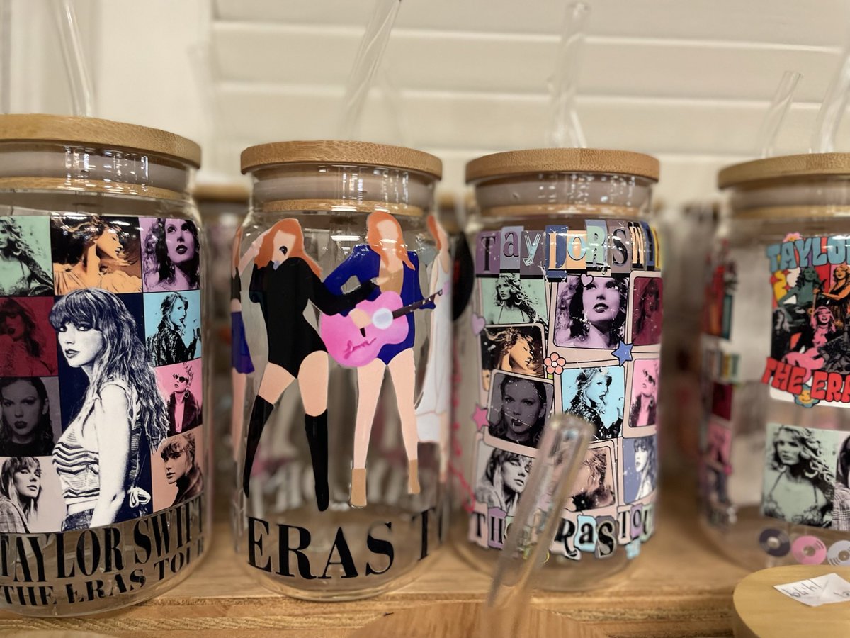 PendragonsHoard's tweet photo. OH last but not least I have these glass drinking bottles! Each has a wooden sealed lid, and a glass straw! All of these are $15 dollars! Message me for any that stand out to you! https://t.co/UvZNl74tpS