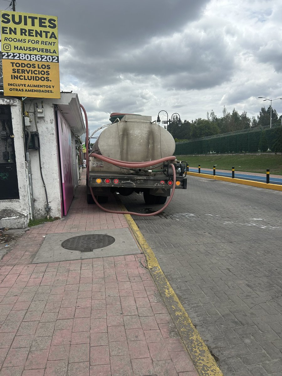 BeatrizAlacran's tweet photo. Cambian una vialidad y esto afecta niños, comercios y vecinos. Lo hacen sin tener un estudio serio de movilidad. Se nota que ya van de salida!! #doblesentidosinsentido #caos14oriente  #sanandrescholula @JCarlos_Valerio https://t.co/LoqIpPHZXa