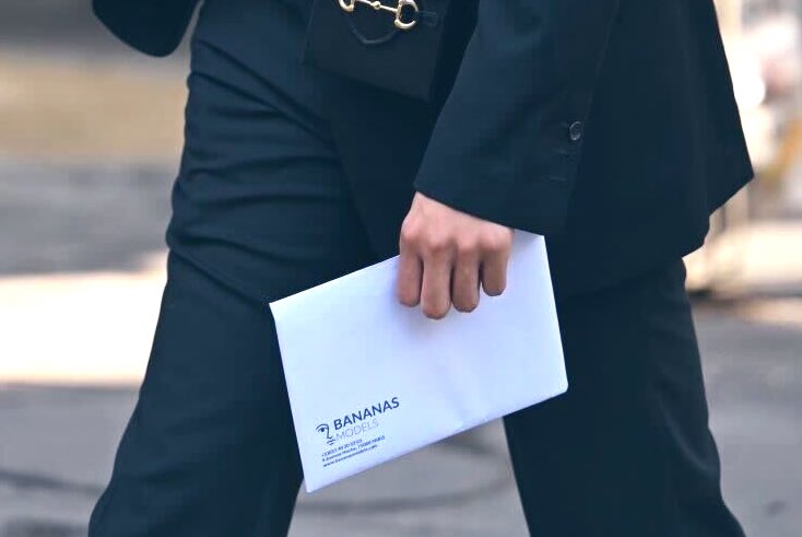 _aya__snowman's tweet image. モデル事務所“BANANAS MODELS”🇫🇷の封筒(契約書?)を持って歩くラウールさん...インスタプロフ欄にSnow Manと並んで記載されているし、ブランド公式インスタにも掲載されているし現実なんだぁ......
#ラウールInstagram #bananasmodels