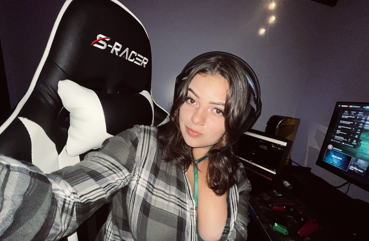 twitch.tv/laceylotus come stop by my stream and show some loveeeee