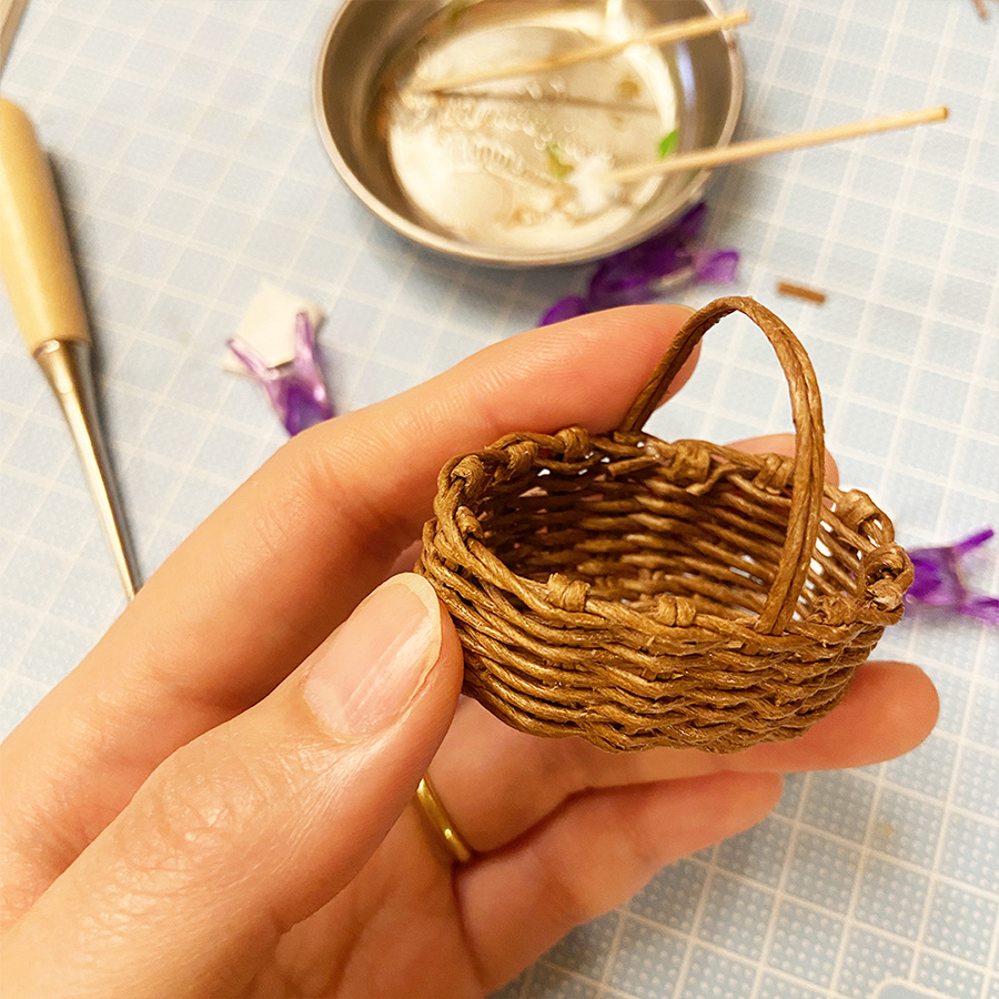 3river_mini's tweet photo. 【ミニチュア】手編みのバスケット
「ねこばあベーカリー」の装飾用に製作中〜
側面は追いかけ編みというやり方。
こんなに編み方の種類があるなんて知らなかった…
#ミニチュアフード #ミニチュア #ベーカリー #籠 #手編み #バスケット #miniature #clayfood
#ハンドメイド作家発掘大作戦 https://t.co/e4qfAiXqyx