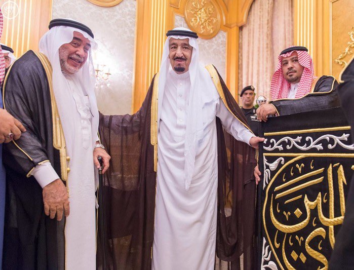 alk3aam's tweet photo. إنّا لله وإنّا إليه راجعون .. 

انتقل لرحمة الله سادن الكعبة المشرفة 🕋🇸🇦

"الدكتور صالح بن زين العابدين الشيبي"
كبير سدنة بيت الله الحرام

وهو السادن 77 منذ فتح مكة بعهد الرسول 
و 109 منذ عهد قصي بن كلاب

والسادن يتشرط فيه ان يكون "سعودي" من الأسرة الشيبية

وهو الذي يحمل مفتاح الكعبة المشرفة ويتولى فتحها وإغلاقها وتنظيفها وغسلها وكل ما يتعلق بذلك..