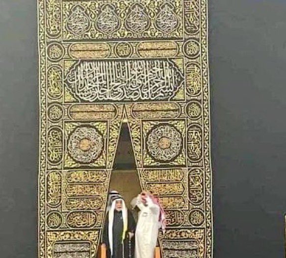 alk3aam's tweet photo. إنّا لله وإنّا إليه راجعون .. 

انتقل لرحمة الله سادن الكعبة المشرفة 🕋🇸🇦

"الدكتور صالح بن زين العابدين الشيبي"
كبير سدنة بيت الله الحرام

وهو السادن 77 منذ فتح مكة بعهد الرسول 
و 109 منذ عهد قصي بن كلاب

والسادن يتشرط فيه ان يكون "سعودي" من الأسرة الشيبية

وهو الذي يحمل مفتاح الكعبة المشرفة ويتولى فتحها وإغلاقها وتنظيفها وغسلها وكل ما يتعلق بذلك..