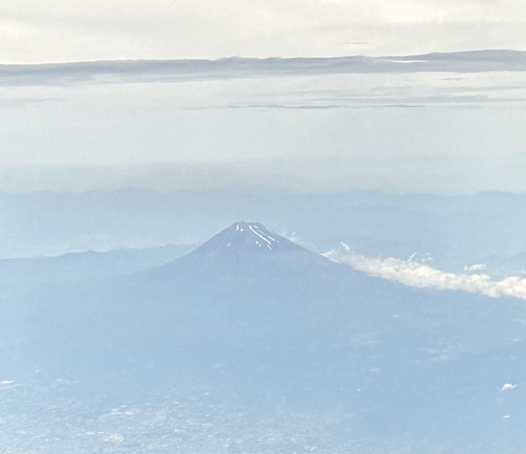 Always lovely to get a glimpse of Mt Fuji, especially in summer!  🗻🇯🇵✈️