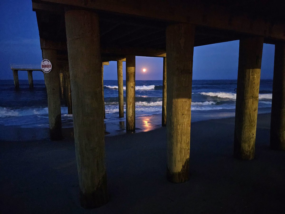ColomboLaurie's tweet photo. The June Strawberry Full Moon
#oceangrove07756 ##oceangrovebeach #ognj #oceangrovenj #oceangrovebeaches #moonrise #fullmoon #alwayslookup https://t.co/bTWOMWPuPq