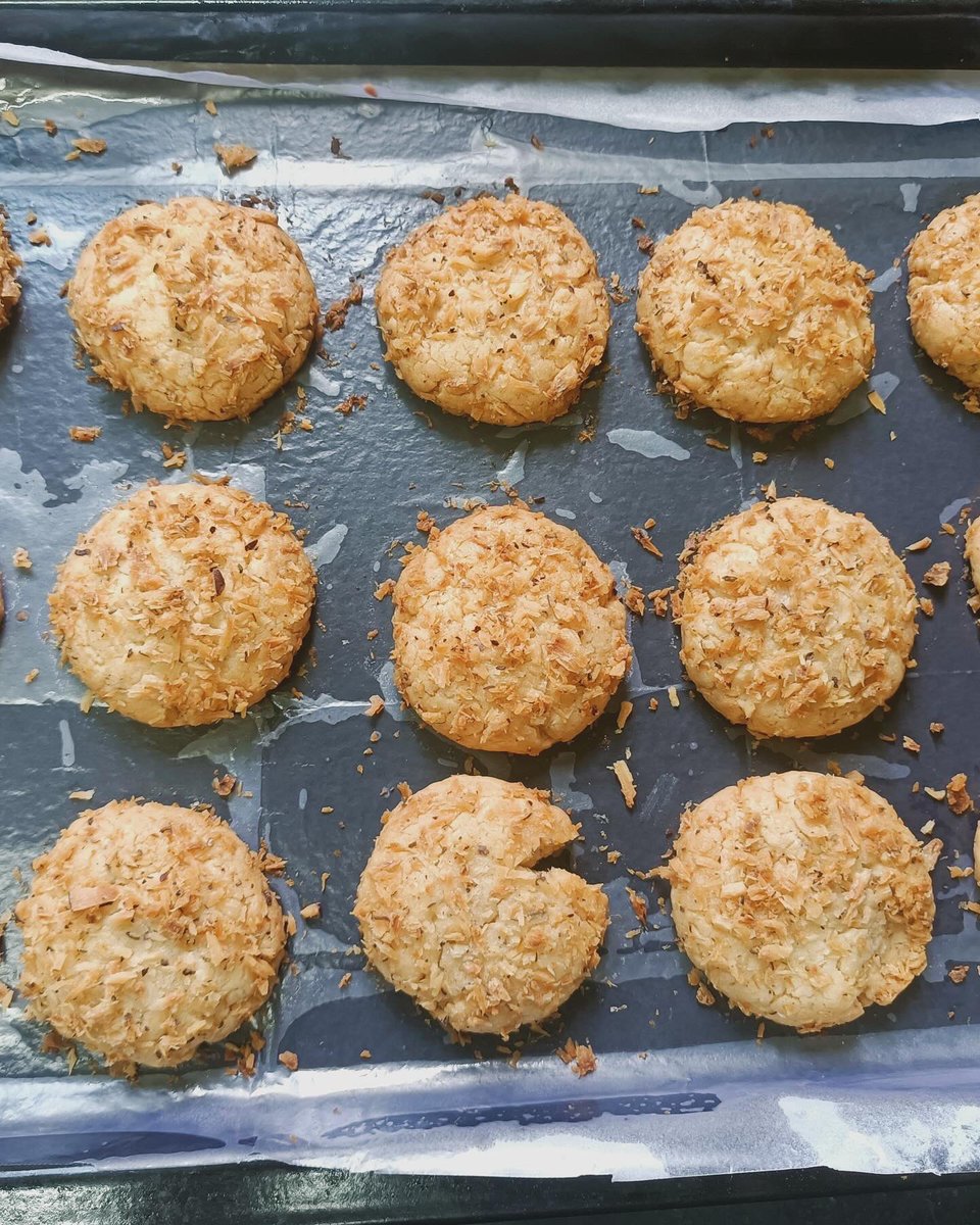 YoutuberIMugesh's tweet photo. 👉Coconut Biscuit ✅Doaja Home Baking 💥#homebaking #bak #paramakudi #muthukulathur #mugesh #ragavi #doaja #baking https://t.co/lU8BhBaddI