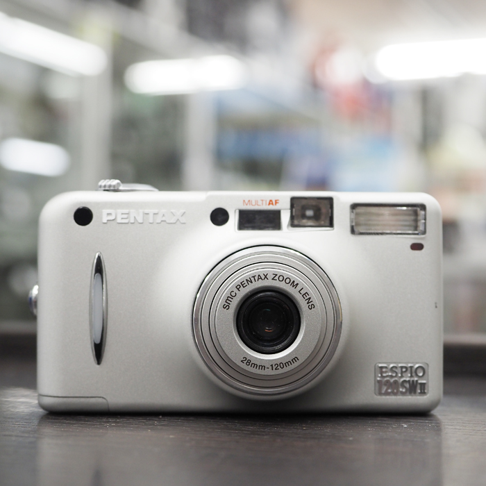 champcamera's tweet photo. #PENTAX ESPIO 120SW II ¥24,000 by #たまプラーザ 店

28mm～120mmまでの約4.3倍ズームレンズを搭載したコンパクト #フィルムカメラ。グリップ部分に青いランプを内蔵していて、自撮り撮影時にピントが合ったかどうかを確認可能です。

#ESPIO120SWII #たまプラ #田園都市線
https://t.co/OO5kt3am3m https://t.co/Cy7JinRtf3