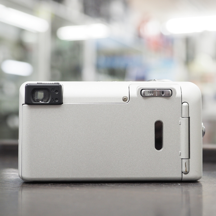 champcamera's tweet photo. #PENTAX ESPIO 120SW II ¥24,000 by #たまプラーザ 店

28mm～120mmまでの約4.3倍ズームレンズを搭載したコンパクト #フィルムカメラ。グリップ部分に青いランプを内蔵していて、自撮り撮影時にピントが合ったかどうかを確認可能です。

#ESPIO120SWII #たまプラ #田園都市線
https://t.co/OO5kt3am3m https://t.co/Cy7JinRtf3