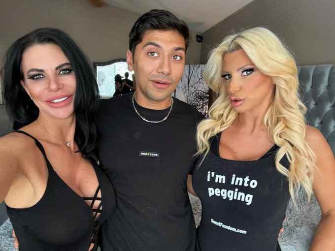 RT - #BritsLegion On Set Today 🎬 with @MaxFillsUrMom and @PiperPressMN 🔥 for our Exciting New #Collab<a href="/tag/britslegion"class="tags">#BritsLegion</a><a class="tags" href="/tag/maxfillsurmom">@maxfillsurmom</a><a href="/tag/collab"class="tags"><span>#collab</span></a><a href="/tag/brittanyandrews"class="tags"><span>#brittanyandrews</span></a><a href="/tag/maxfills"class="tags"><span>#maxfills</span></a><a href="/tag/piperpres"class="tags"><span>#piperpres</span></a>
