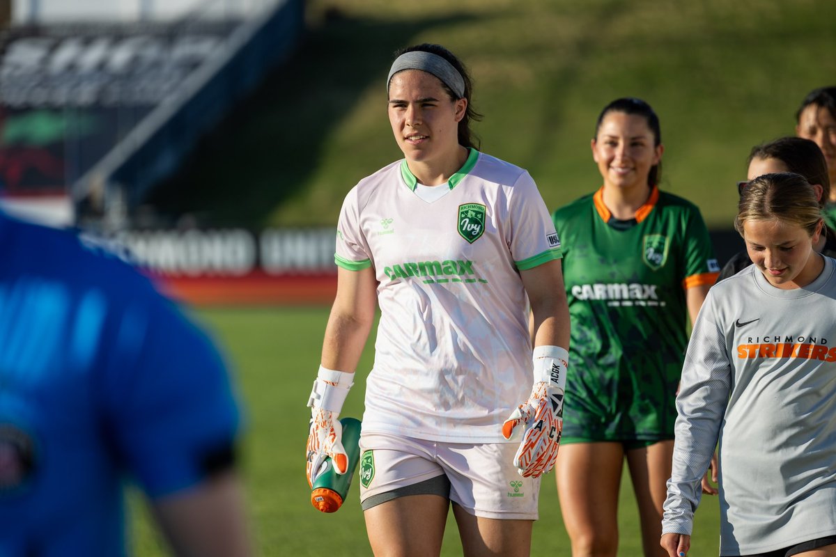Shut out hugs! 😤💚🧡

📸: <a href="/jshfoto/">Jessica Hendricks</a>