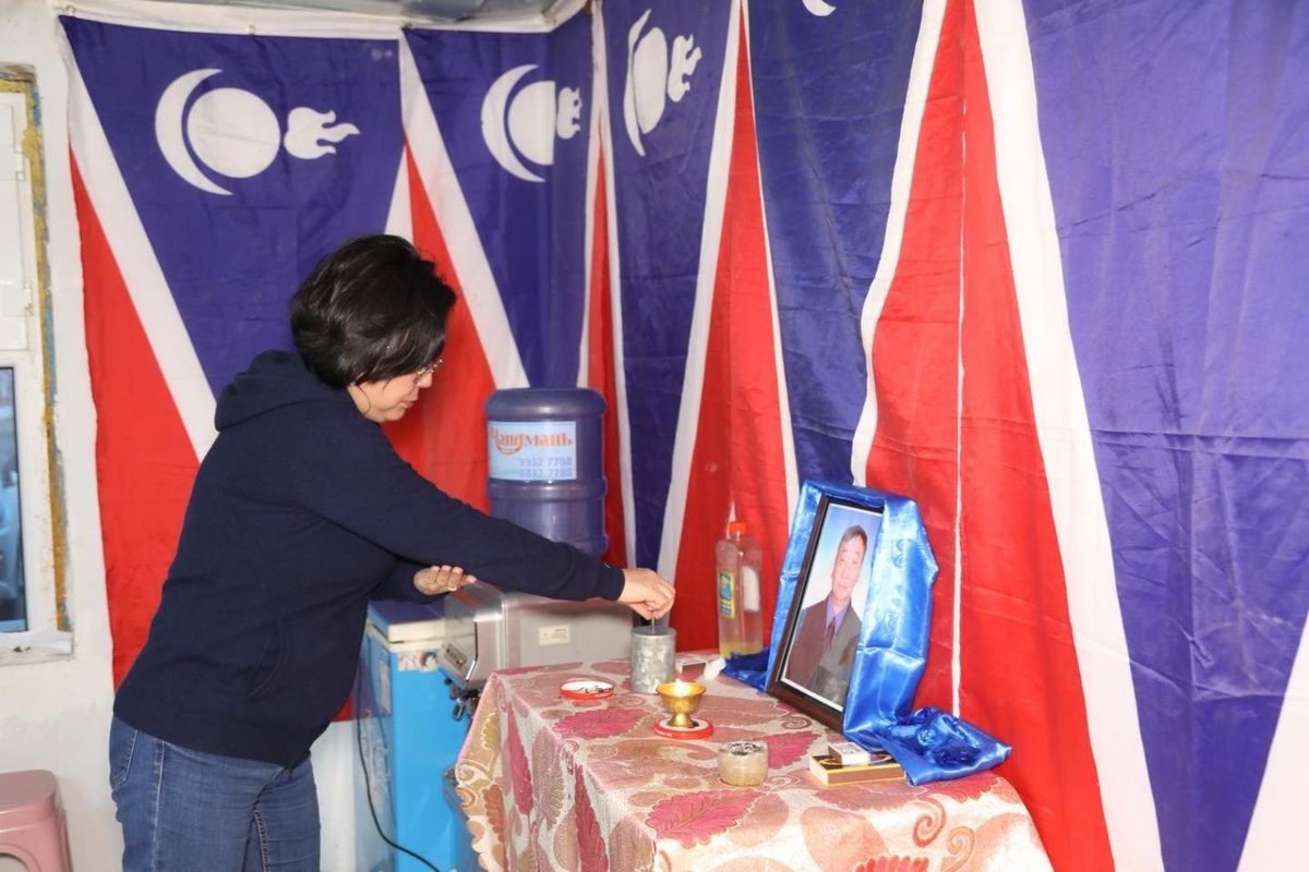 “Ардчиллын нэгэн тод од”-оо сүүлчийн замд нь үдлээ.

Өвөрхангай аймгийн Сант сумын Ардчилсан намын дарга Б.Баянмөнх агсан ардчиллын цэнхэр тугаа мандуулахаар үүрэгт ажлаа гүйцэтгэж явахдаа бусдын гарт харамсалтайгаар амь насаа алдаж гэр бүл, төрөгсөд, журмын нөхөд бидэнд нөхөж