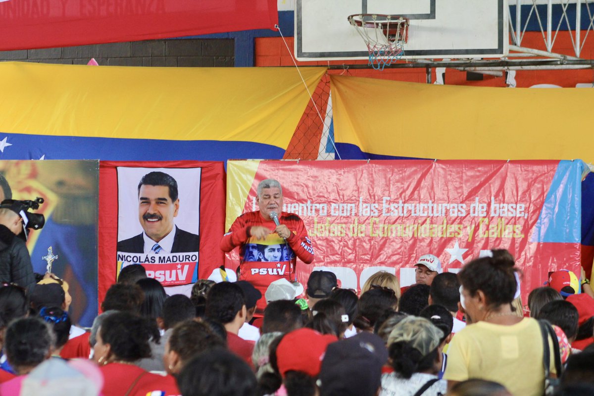 Extraordinario 1º Encuentro con Estructuras de Base del municipio Rómulo Gallegos para impulsar la reelección del presidente <a href="/NicolasMaduro/">Nicolás Maduro</a> <a href="/PartidoPSUV/">PSUV</a> <a href="/dcabellor/">Diosdado Cabello R</a> <a href="/eduardopiate2/">eduardo piñate</a>