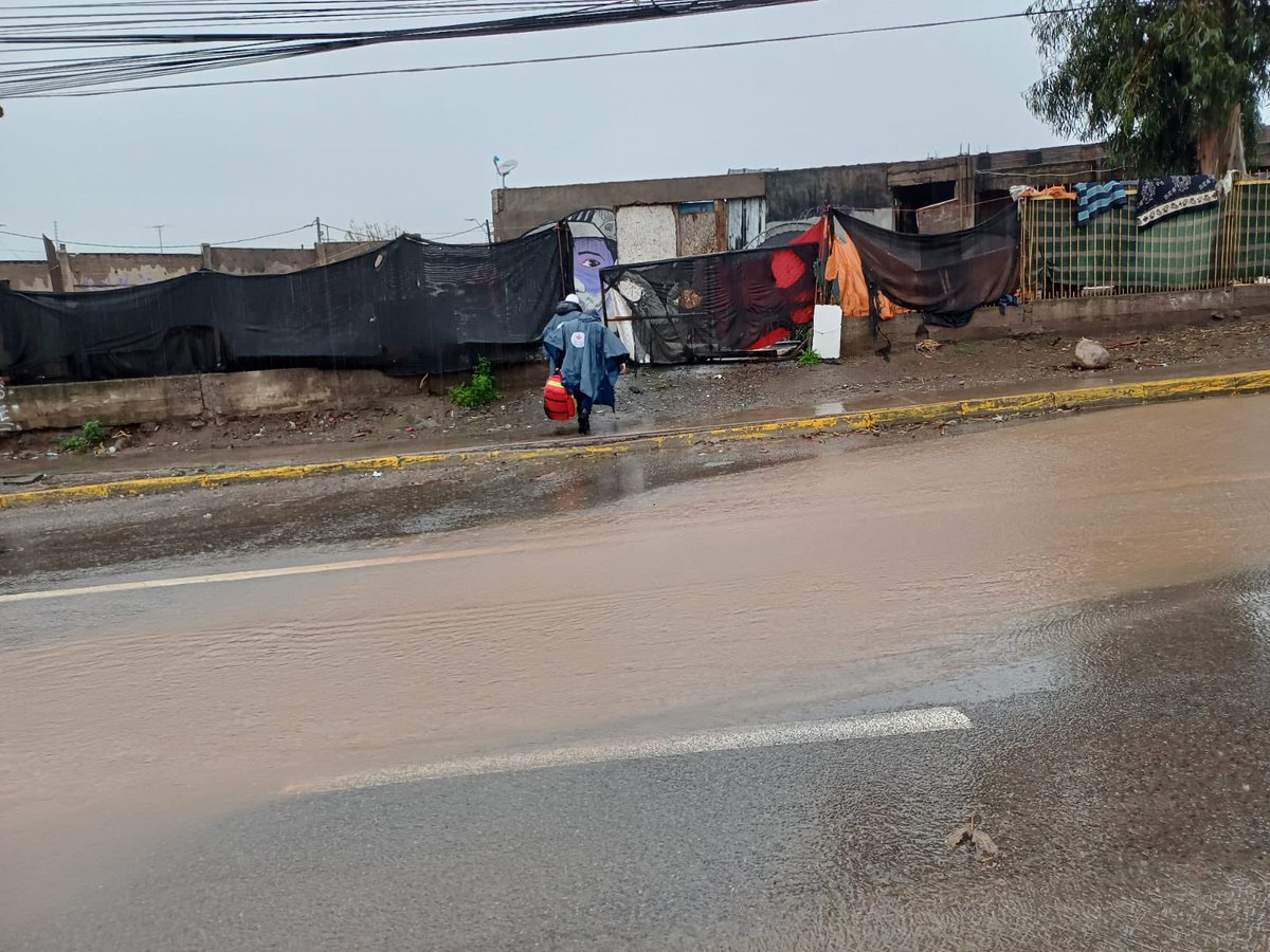 CruzRojaColina's tweet photo. Hoy en las calles nuestros voluntarios estuvieron realizando ruta calle, entregando alimentos, APS y apoyo en estos difíciles momentos. 
#Colina #Esmeralda #Chicureo
@CruzRojaChilena https://t.co/DcweFZjJTZ