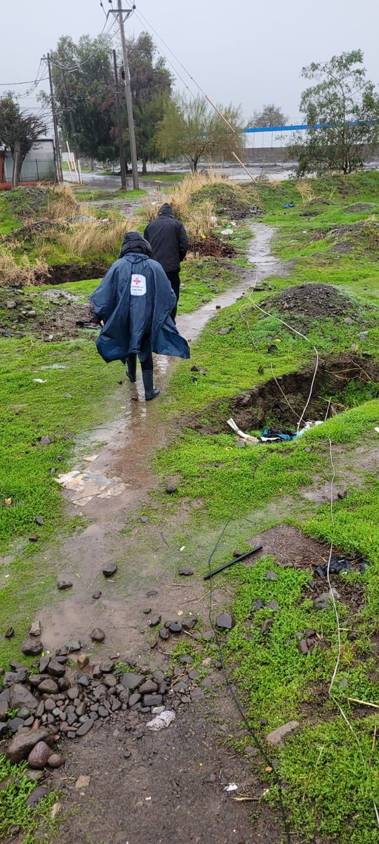 CruzRojaColina's tweet photo. Hoy en las calles nuestros voluntarios estuvieron realizando ruta calle, entregando alimentos, APS y apoyo en estos difíciles momentos. 
#Colina #Esmeralda #Chicureo
@CruzRojaChilena https://t.co/DcweFZjJTZ
