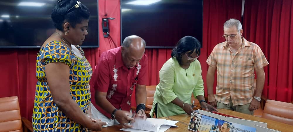 Hoy, junto al gobernador @ManuelFalcnHer2, participamos en la Firma de Convenios de Colaboración entre la Delegación Territorial de <a href="/citmacuba/">Ministerio de Ciencia, Tecnología y Medio Ambiente</a> y las Universidades de Oriente y de Ciencias Médicas de #SantiagoDeCuba.
