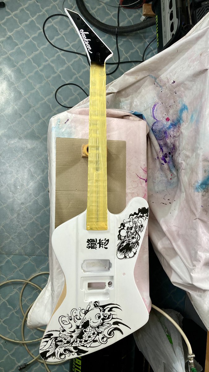 dkemg's tweet image. ヘッドのバインディング周りの黒が溶けたので修正しました。
絵の保護用で出来るだけ薄くクリヤーを吹いて行きます！
インレイがリバースではないのは次作の課題です😛
結構雰囲気出て来ました！

#RobbinCrosby 
#Ratt
#Firebird 
#Jackson