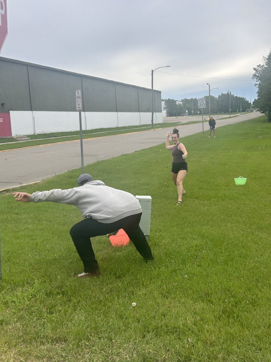 LRSCWHky's tweet image. Team camp day 1!! Today consisted of a hike at White Horse Hill, team building, ice time, a furious water balloon fight, and ended with a cookout. Stay tuned for day 2 tomorrow!🦁🏒#rollroyals