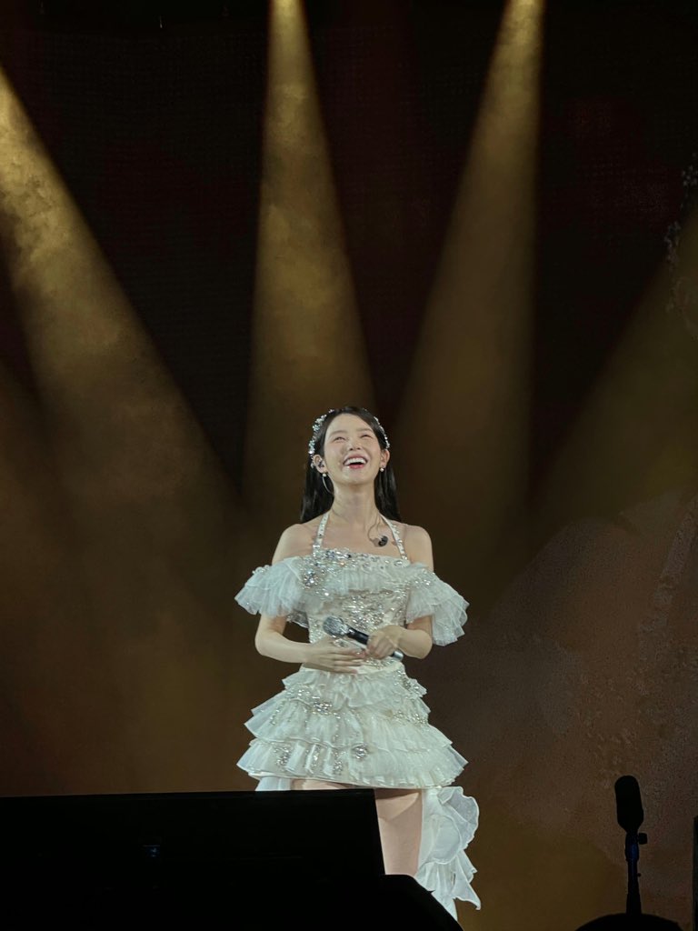 I LOVE THIS SHOT SHE LOOKS SO HAPPY OMG 😭